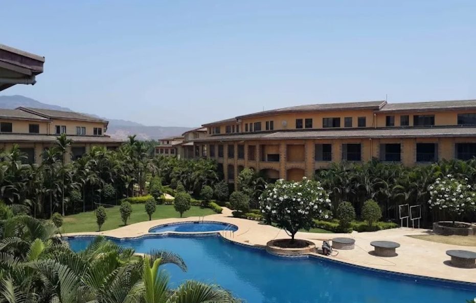 Gorgeous Studio Loft overhead a Pool Karjat