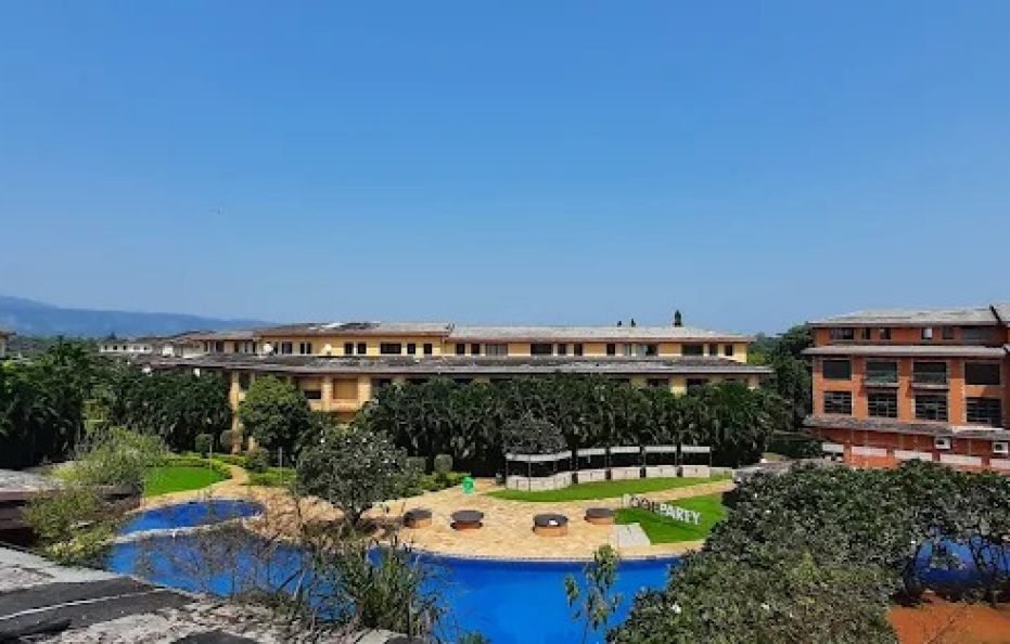 Gorgeous Studio Loft overhead a Pool Karjat