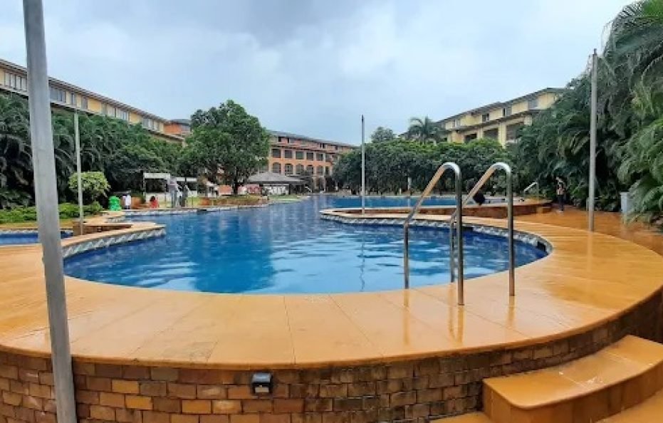 Gorgeous Studio Loft overhead a Pool Karjat