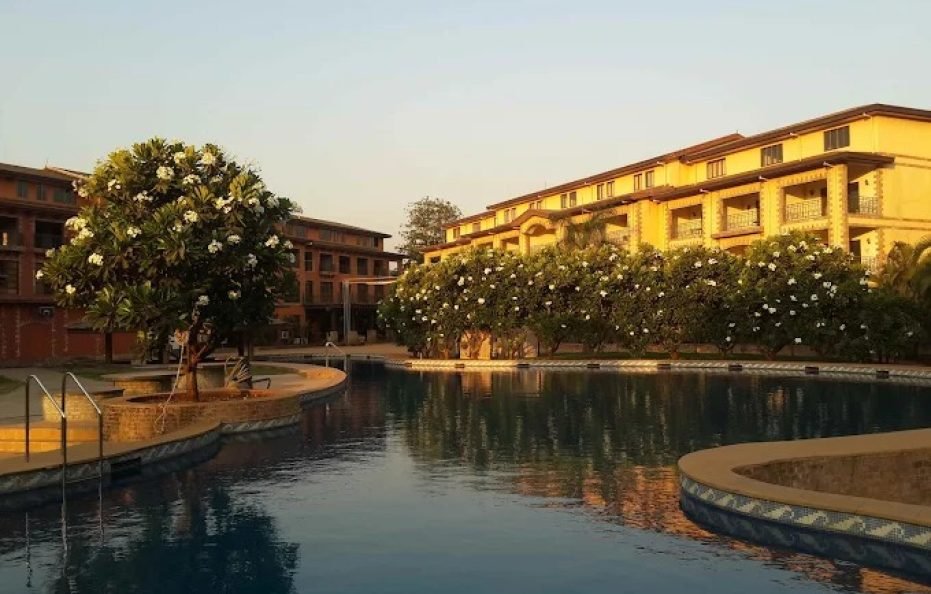 Gorgeous Studio Loft overhead a Pool Karjat