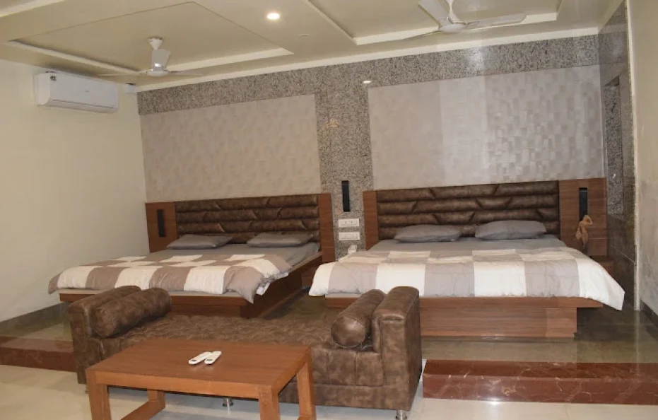 Jumbo Pool Villa Titwala