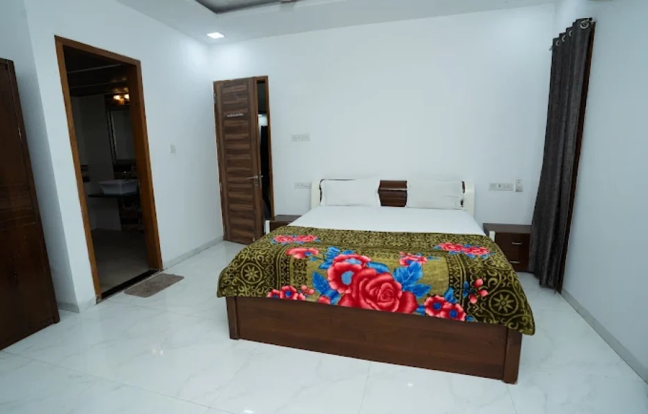 Palette – Holiday Aapke Liye Khopoli